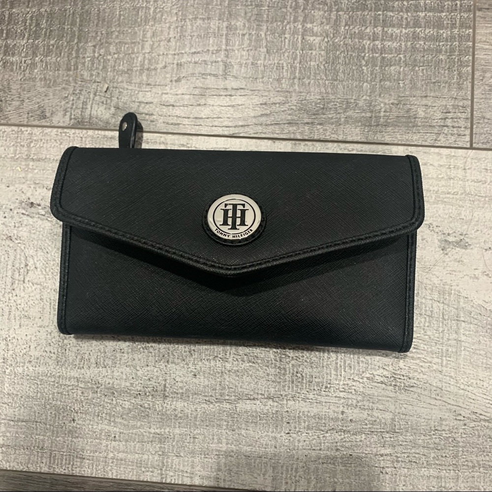 Tommy Hilfiger black wallet, with check holders.